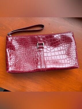 Women's Croc-Embossed Wristlet Clutch - deep red